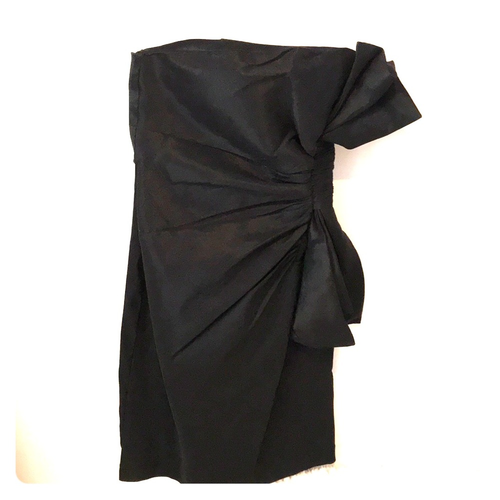 ❌SOLD❌Black cocktail dress, strapless with bow! 🎀